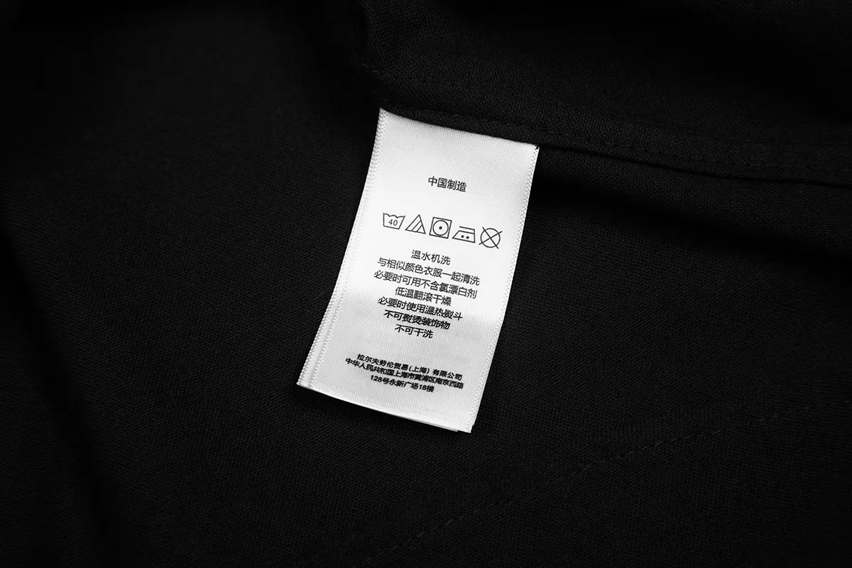 P230 White background picture [Evergreen for all seasons] Style number: 25011# Color: Navy red label/original blue/original white/matte pink/khaki/charcoal gray/black/navy blue white label Size: S to Face 100 cotton oxford spun, pre-laundering treatment, tight and soft texture ✅ - Custom dyed original pearlescent white buttons with different sizes ✅ - Special shaped chiffon foil included in the collar door tube, not easy to deform and pull ✅ - RL classic version of oxford spun shirt, thick and crisp feeling brought by oxford cloth, can be worn alone as an outer layer, can be matched with all seasons, practical wear, a must-have item in the wardrobe, start with eyes closed